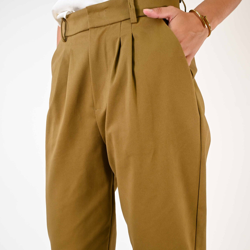 
                  
                    PANTALONE CHINO CON DOPPIA PENCE CARAMELLO
                  
                