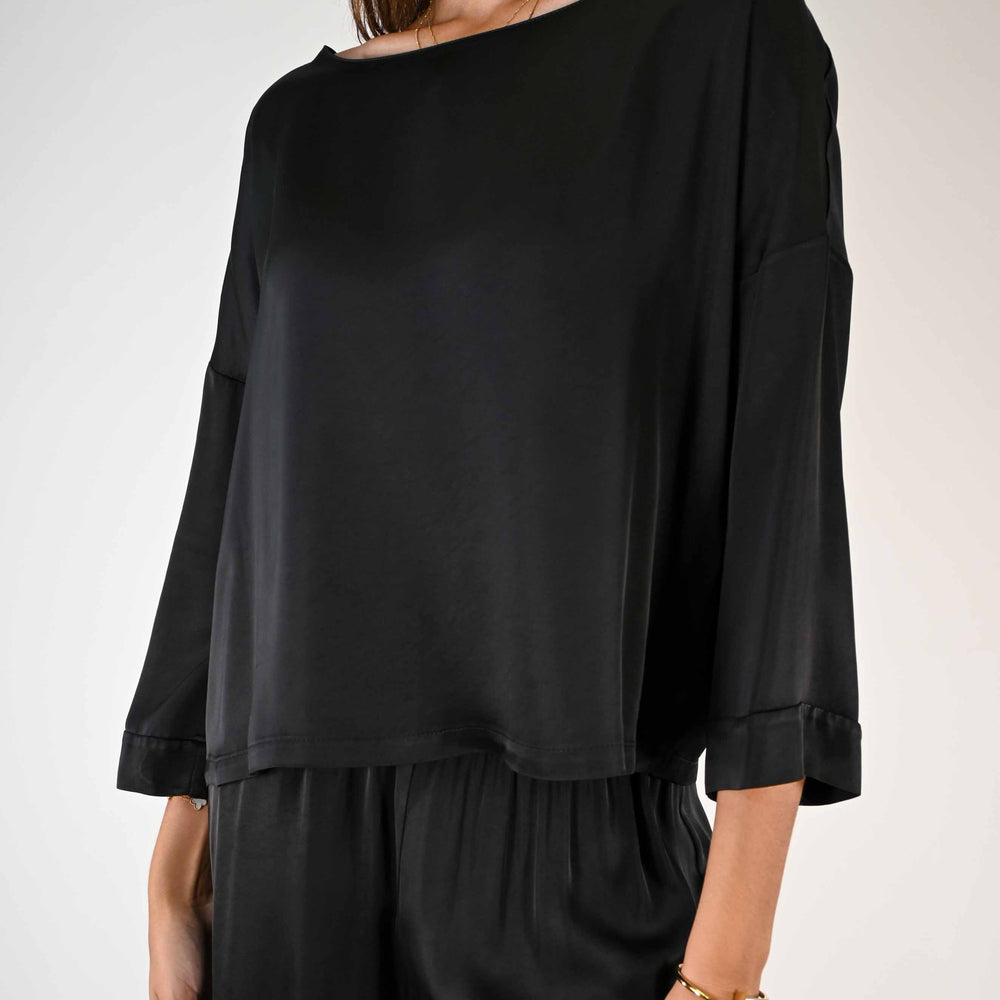 
                  
                    BLUSA A SCATOLA MANICA 3/4 IN VISCOSA COLOR NERO
                  
                