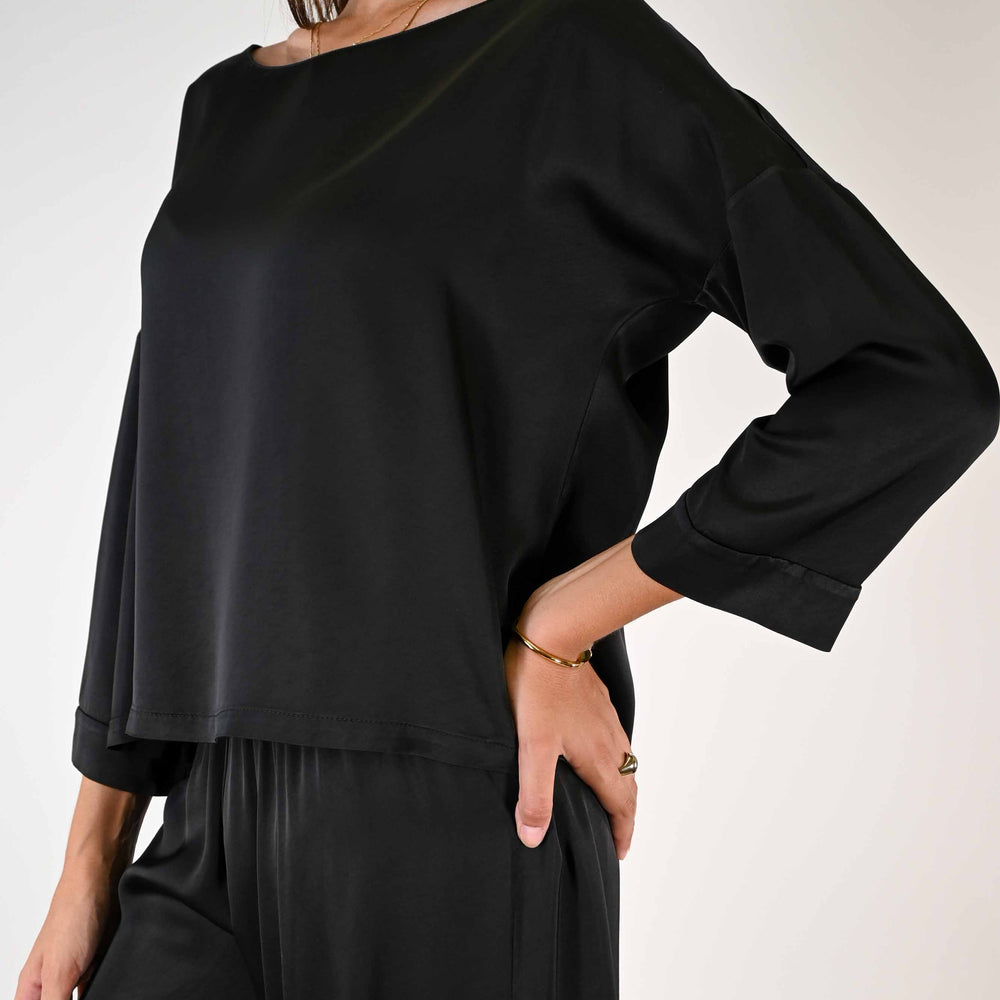 
                  
                    BLUSA A SCATOLA MANICA 3/4 IN VISCOSA COLOR NERO
                  
                