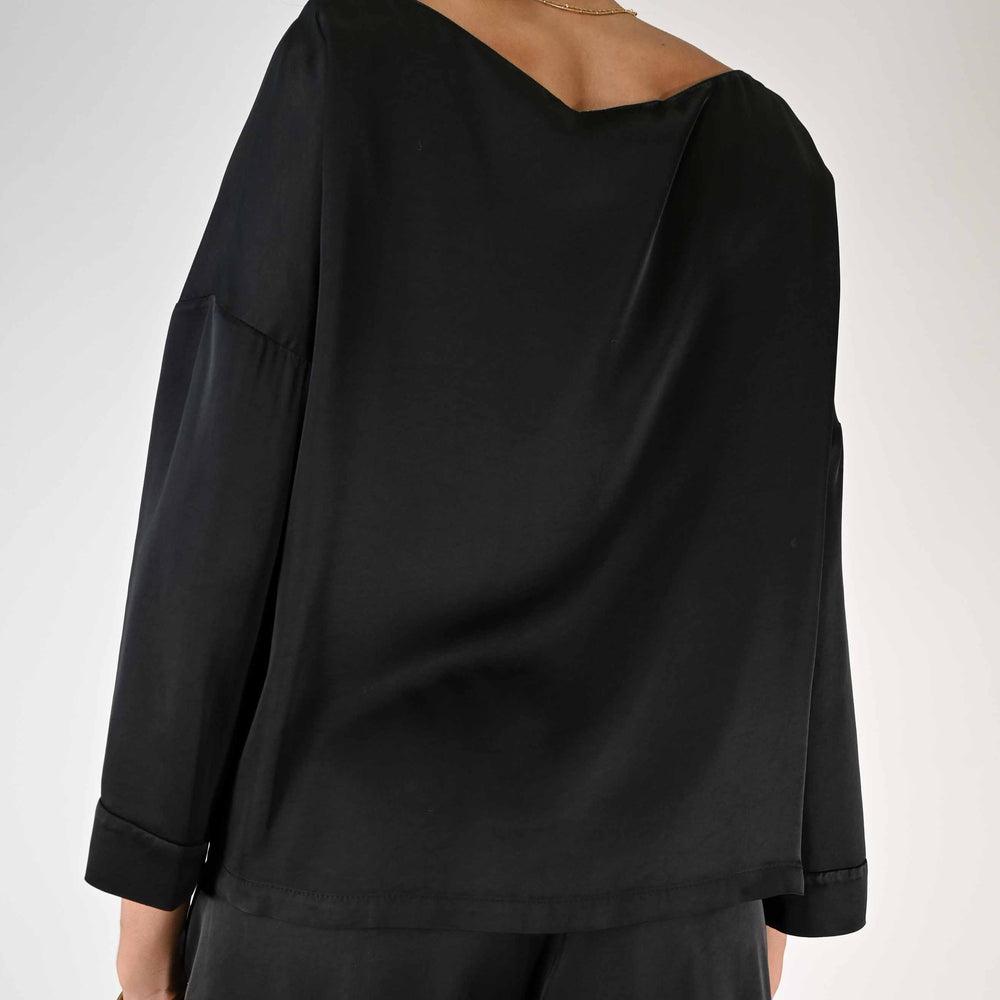 
                  
                    BLUSA A SCATOLA MANICA 3/4 IN VISCOSA COLOR NERO
                  
                