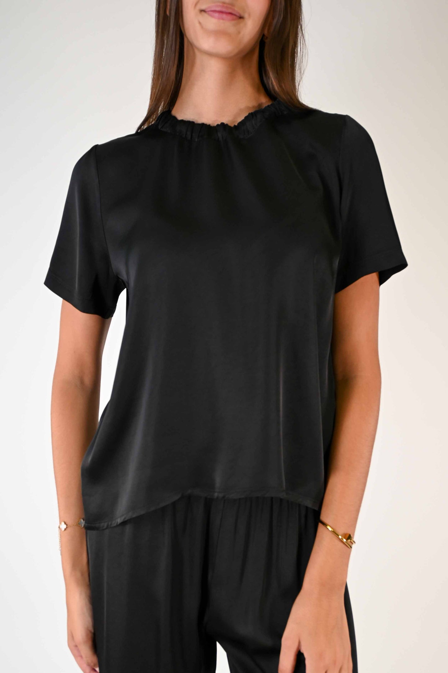 T-SHIRT CON COLLO ARRICCIATO IN VISCOSA COLOR NERO