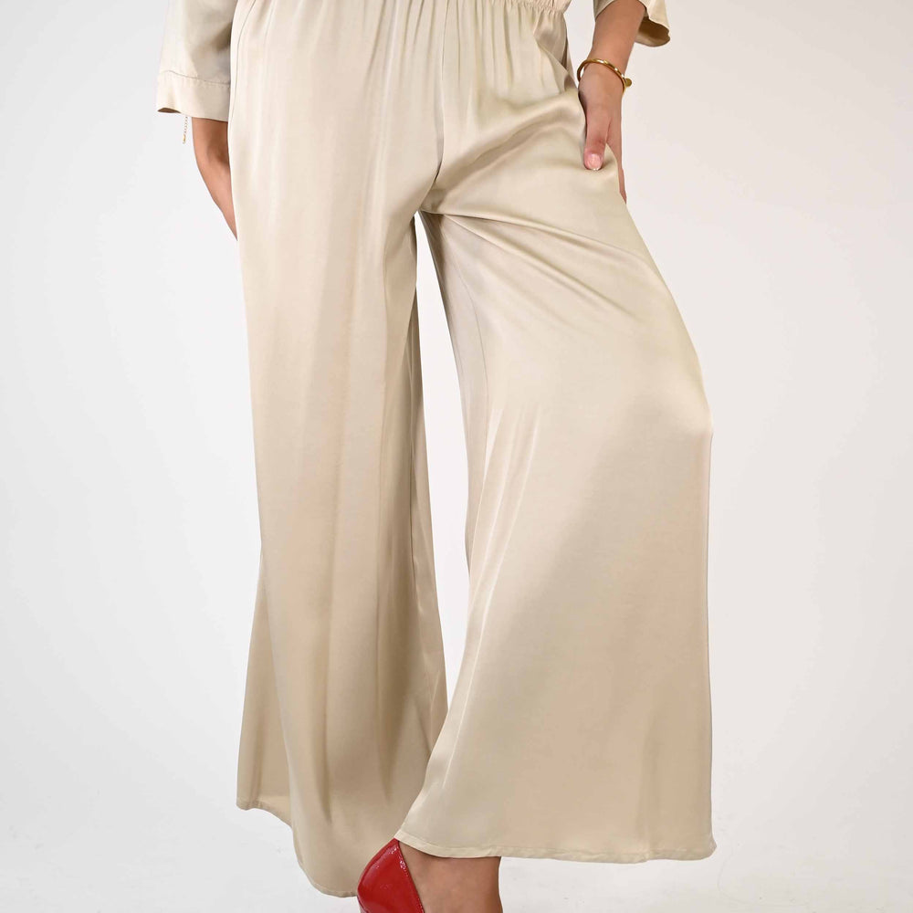 
                      
                        PANTALONE FLUIDO A PALAZZO IN VISCOSA COLOR BEIGE
                      
                    