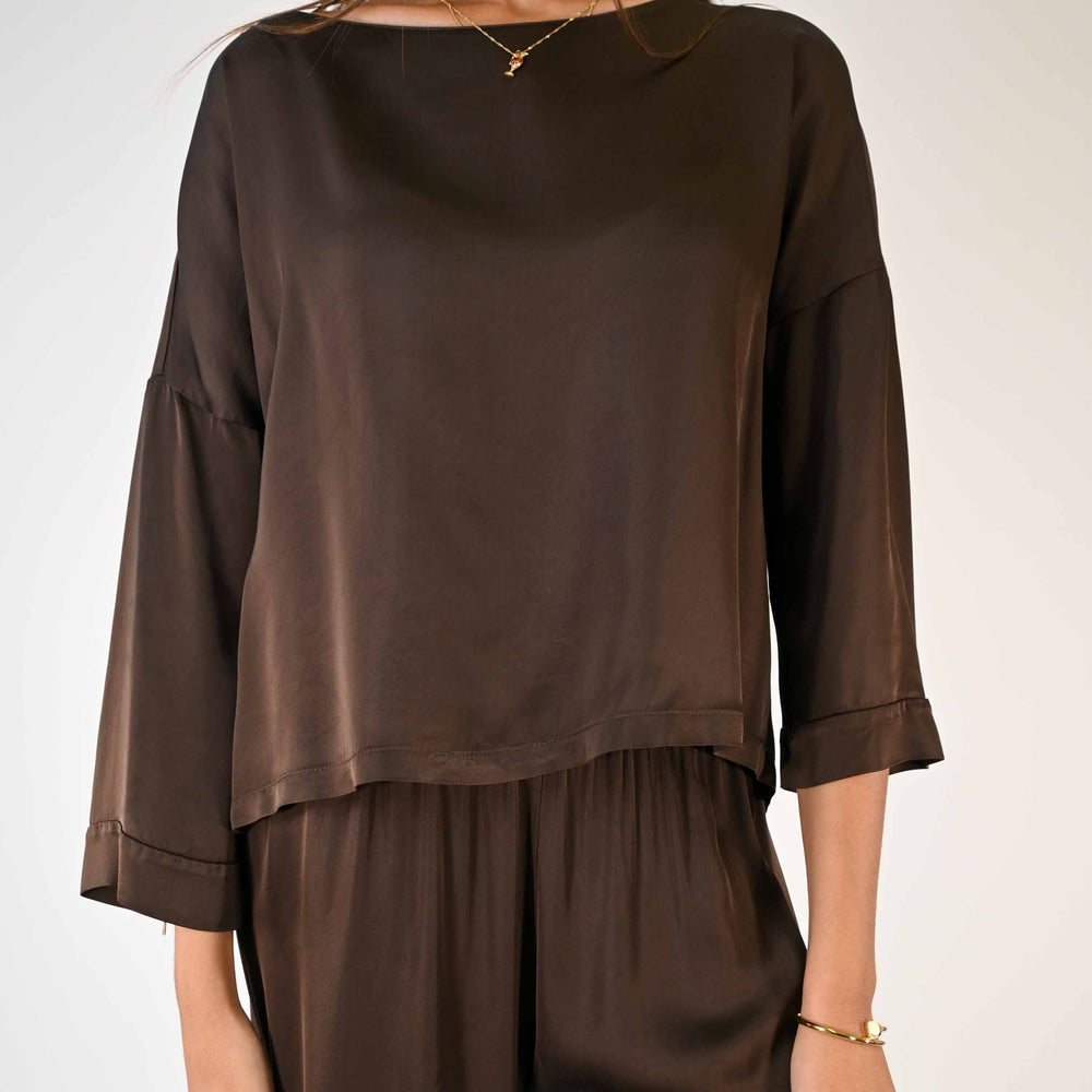 
                  
                    BLUSA A SCATOLA MANICA 3/4 IN VISCOSA COLOR MORO
                  
                