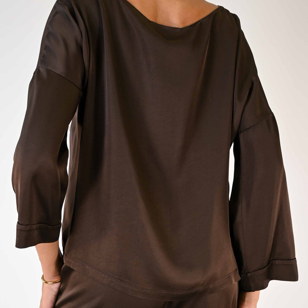 
                  
                    BLUSA A SCATOLA MANICA 3/4 IN VISCOSA COLOR MORO
                  
                