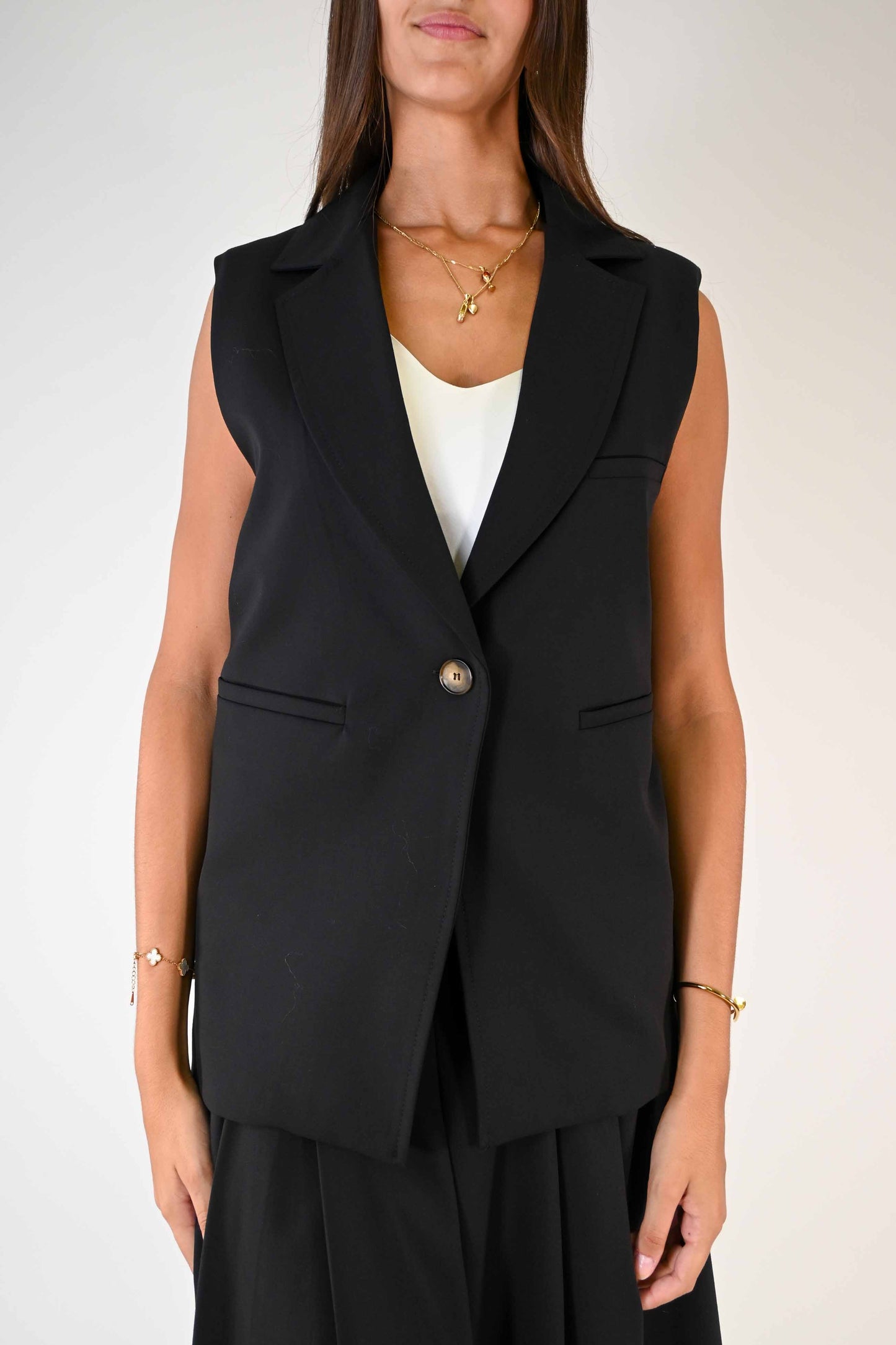 GILET CON BAVERO A GIACCA E SPALLINE COLOR NERO