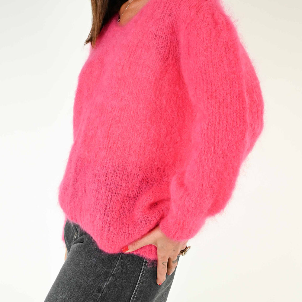 
                  
                    MAGLIA OVER IN MOHAIR SCOLLO V COLOR FUXIA
                  
                