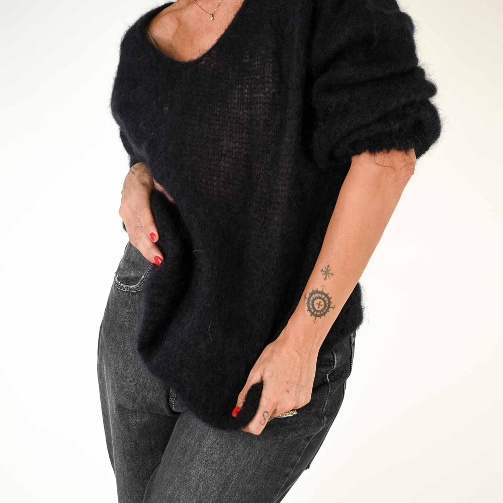 
                      
                        MAGLIA OVER IN MOHAIR SCOLLO V COLOR NERO
                      
                    