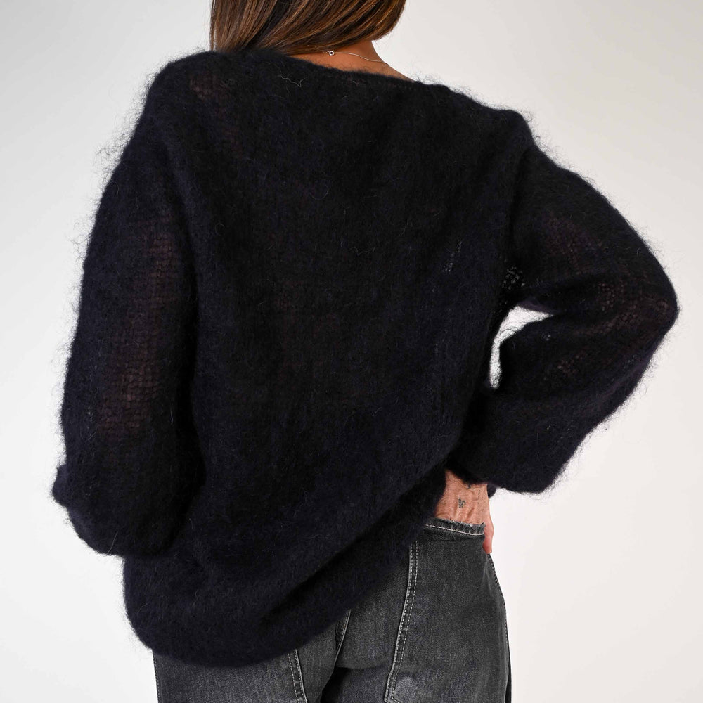 
                      
                        MAGLIA OVER IN MOHAIR SCOLLO V COLOR NERO
                      
                    