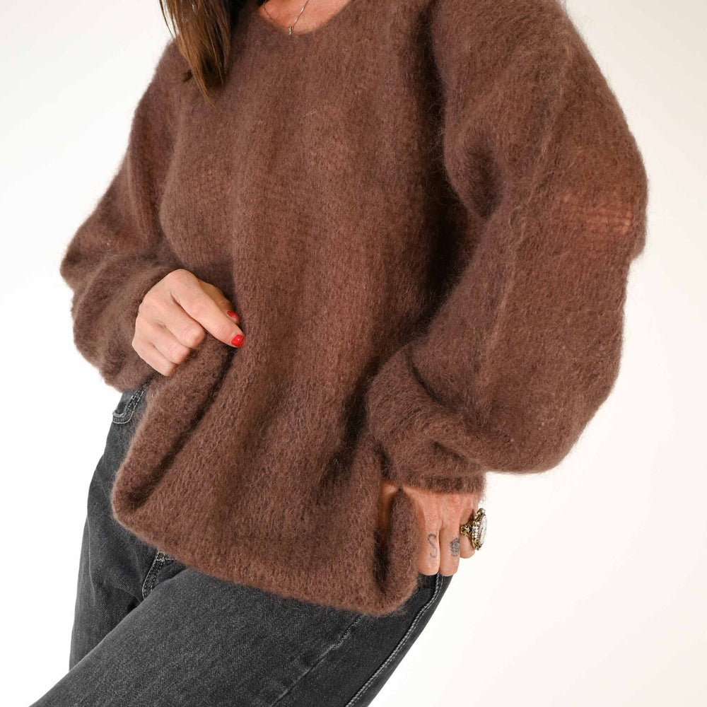 
                      
                        MAGLIA OVER IN MOHAIR SCOLLO V COLOR MORO
                      
                    