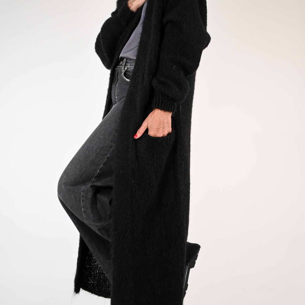 
                      
                        CARDIGAN LUNGO CON TASCHE IN MOHAIR NERO
                      
                    