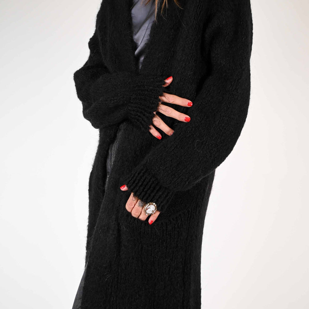 
                      
                        CARDIGAN LUNGO CON TASCHE IN MOHAIR NERO
                      
                    