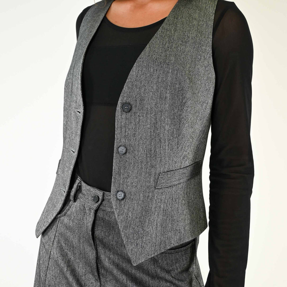 
                  
                    GILET SPINATO 3 BOTTONI COLORE NERO/GRIGIO
                  
                