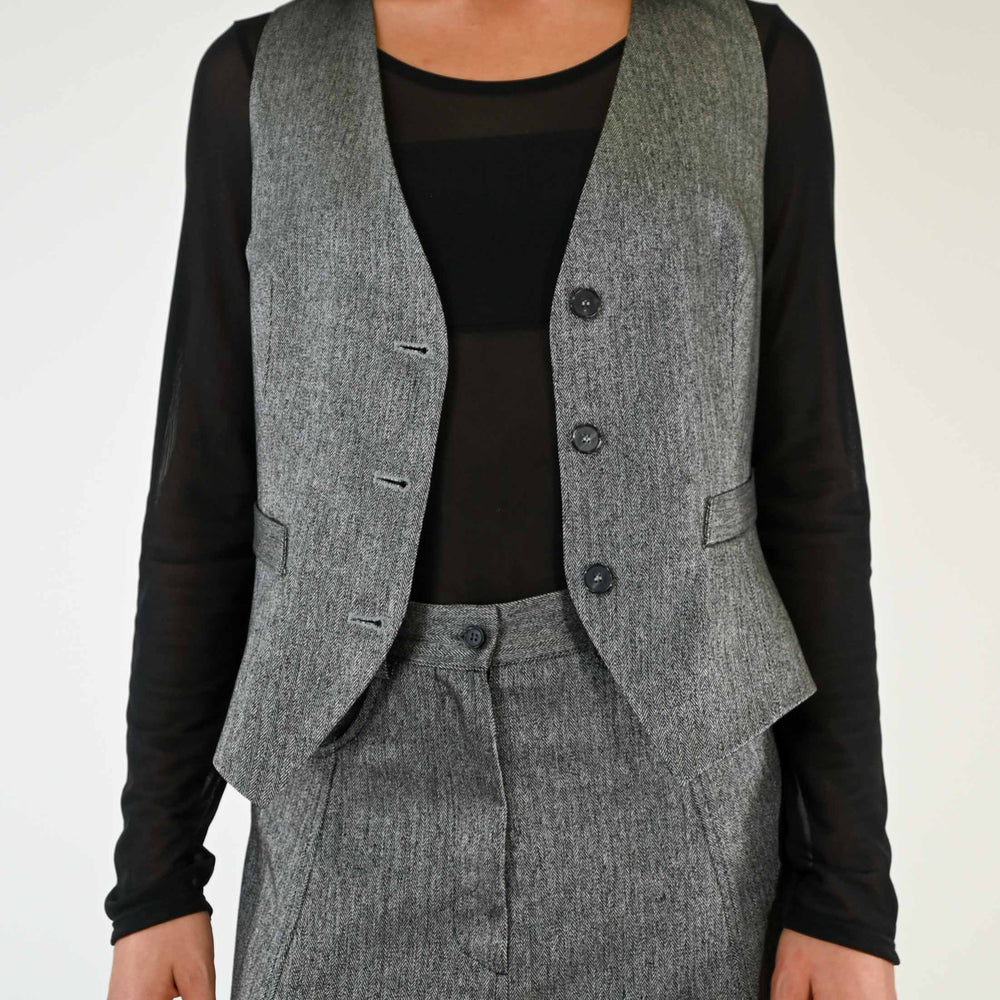 
                  
                    GILET SPINATO 3 BOTTONI COLORE NERO/GRIGIO
                  
                