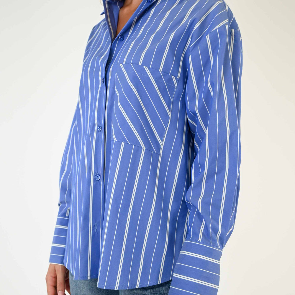 
                      
                        CAMICIA OVER GESSATA IN POPELINE AZZURRO
                      
                    