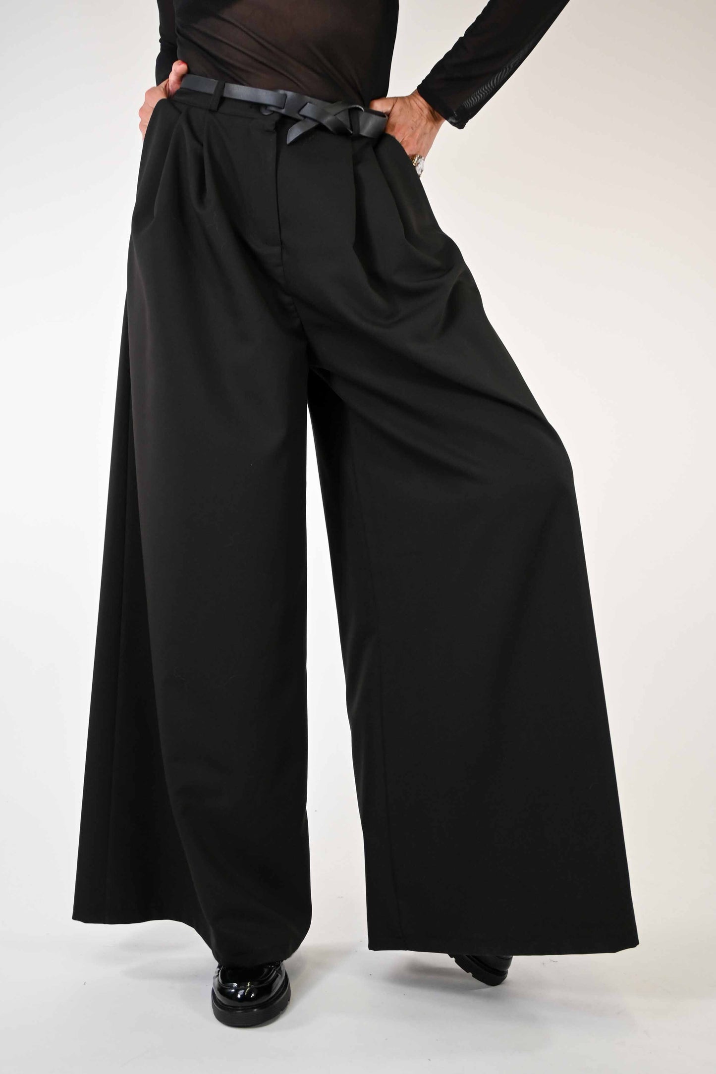 PANTALONE PALAZZO OVER CON PENCE COLOR NERO