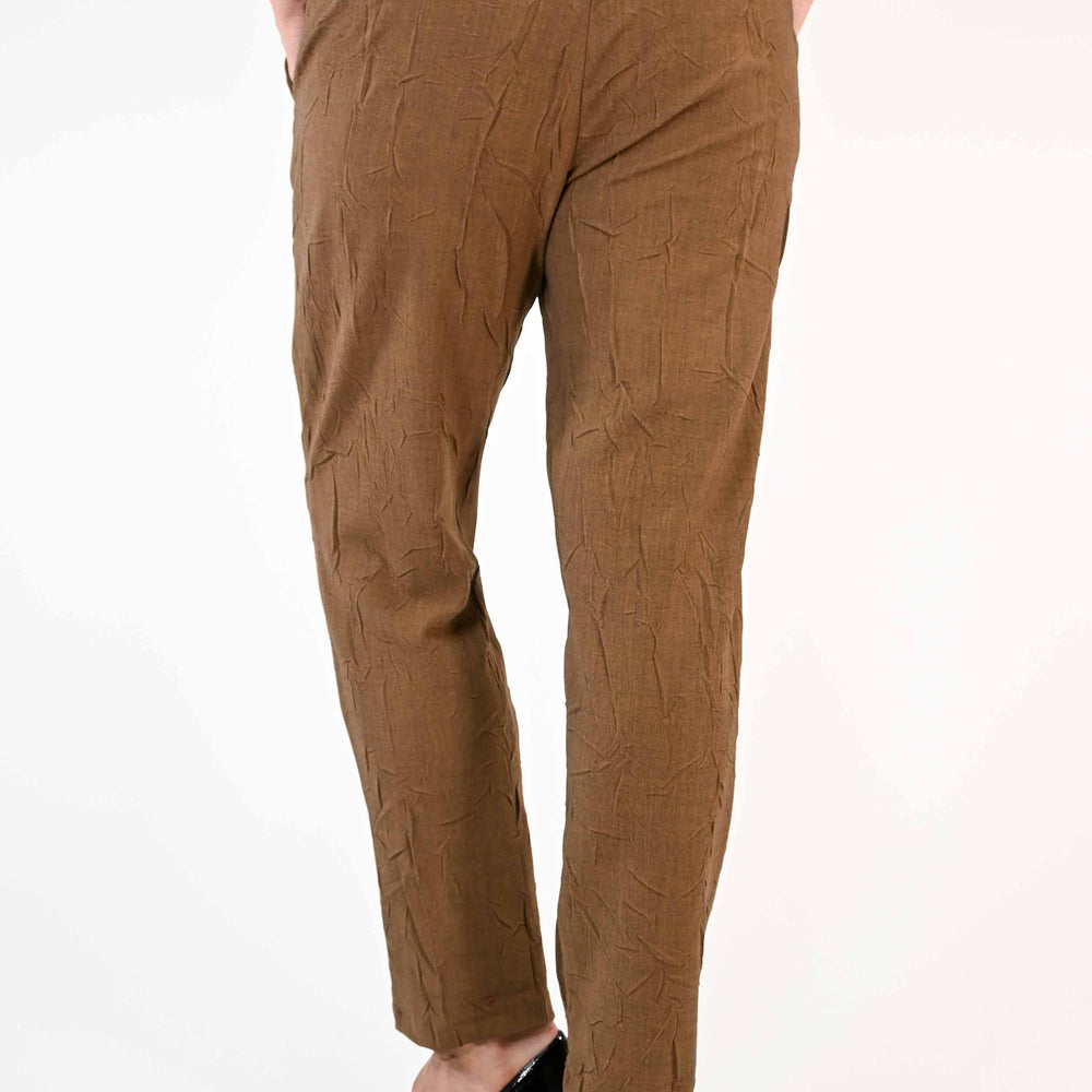 
                      
                        PANTALONE BALON TESSUTO STROPICCIATO TABACCO
                      
                    