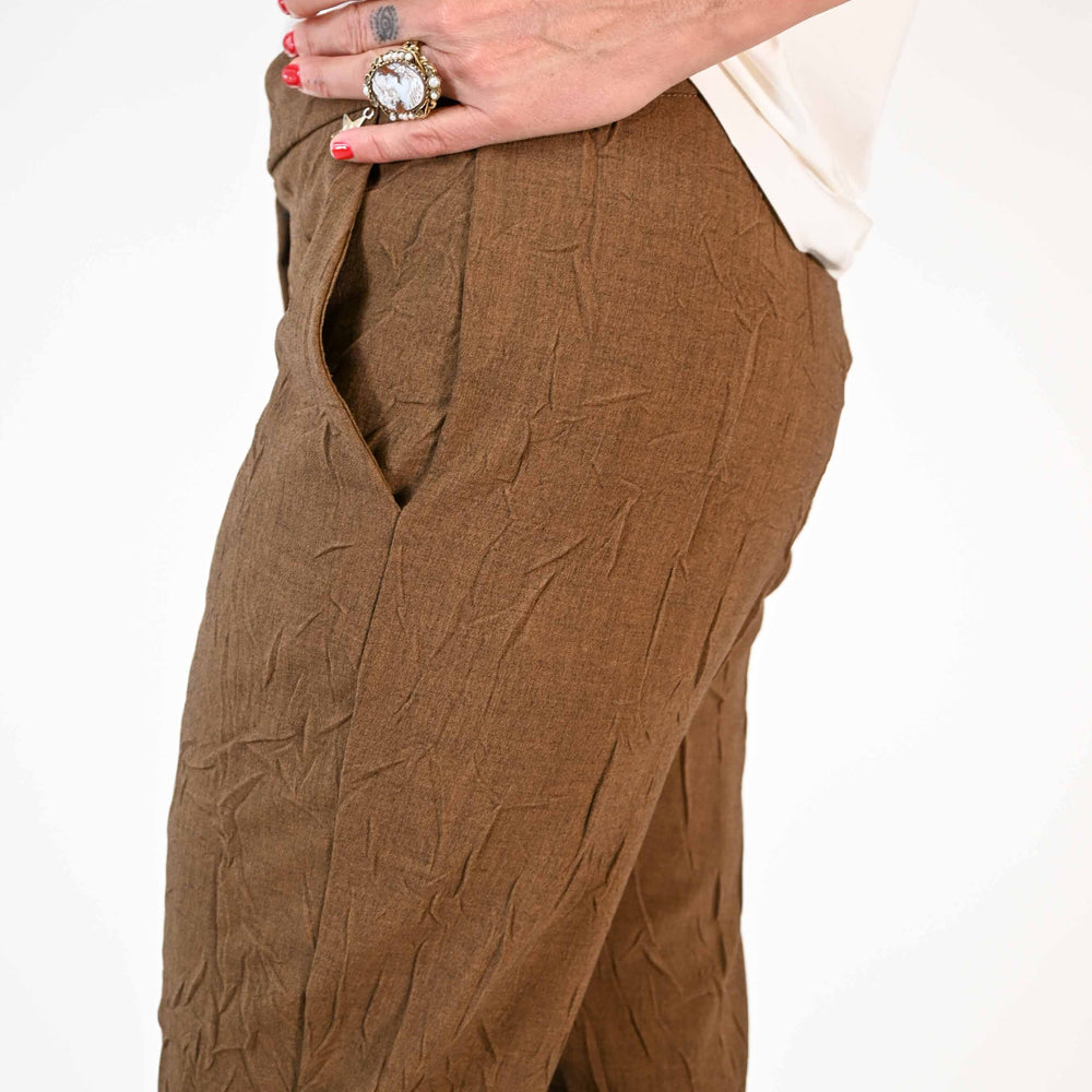 
                      
                        PANTALONE BALON TESSUTO STROPICCIATO TABACCO
                      
                    