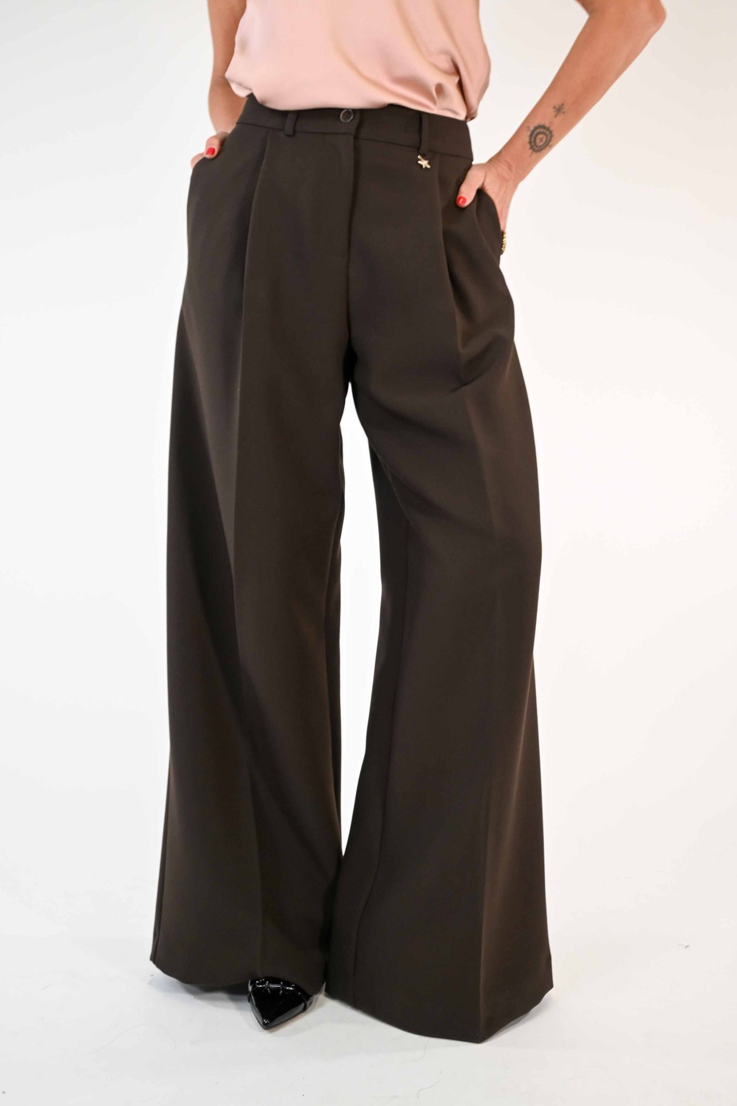 PANTALONE PALAZZO OVER CON PENCE COLOR CIOCCOLATO