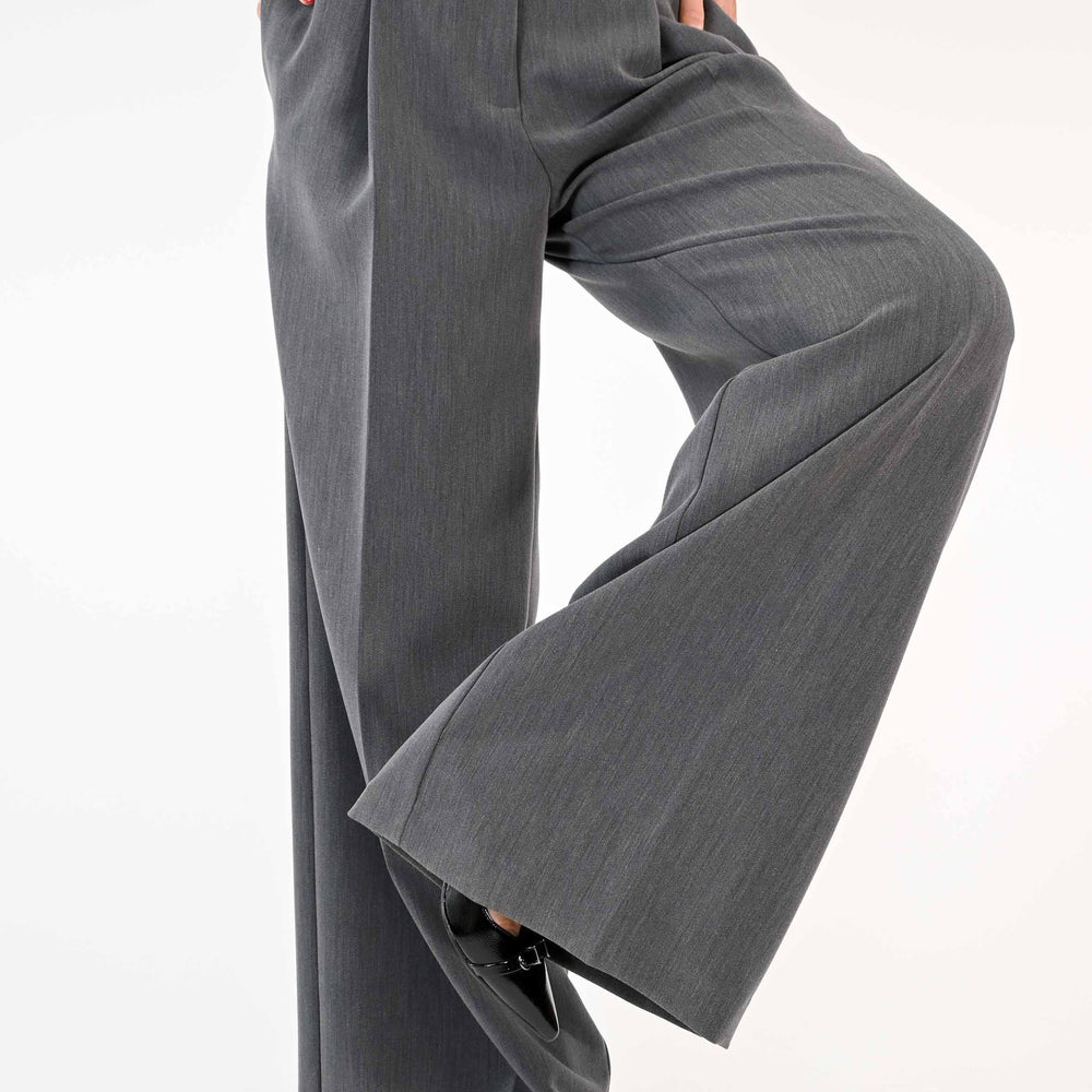 
                  
                    PANTALONE PALAZZO OVER CON PENCE COLOR GRIGIO
                  
                