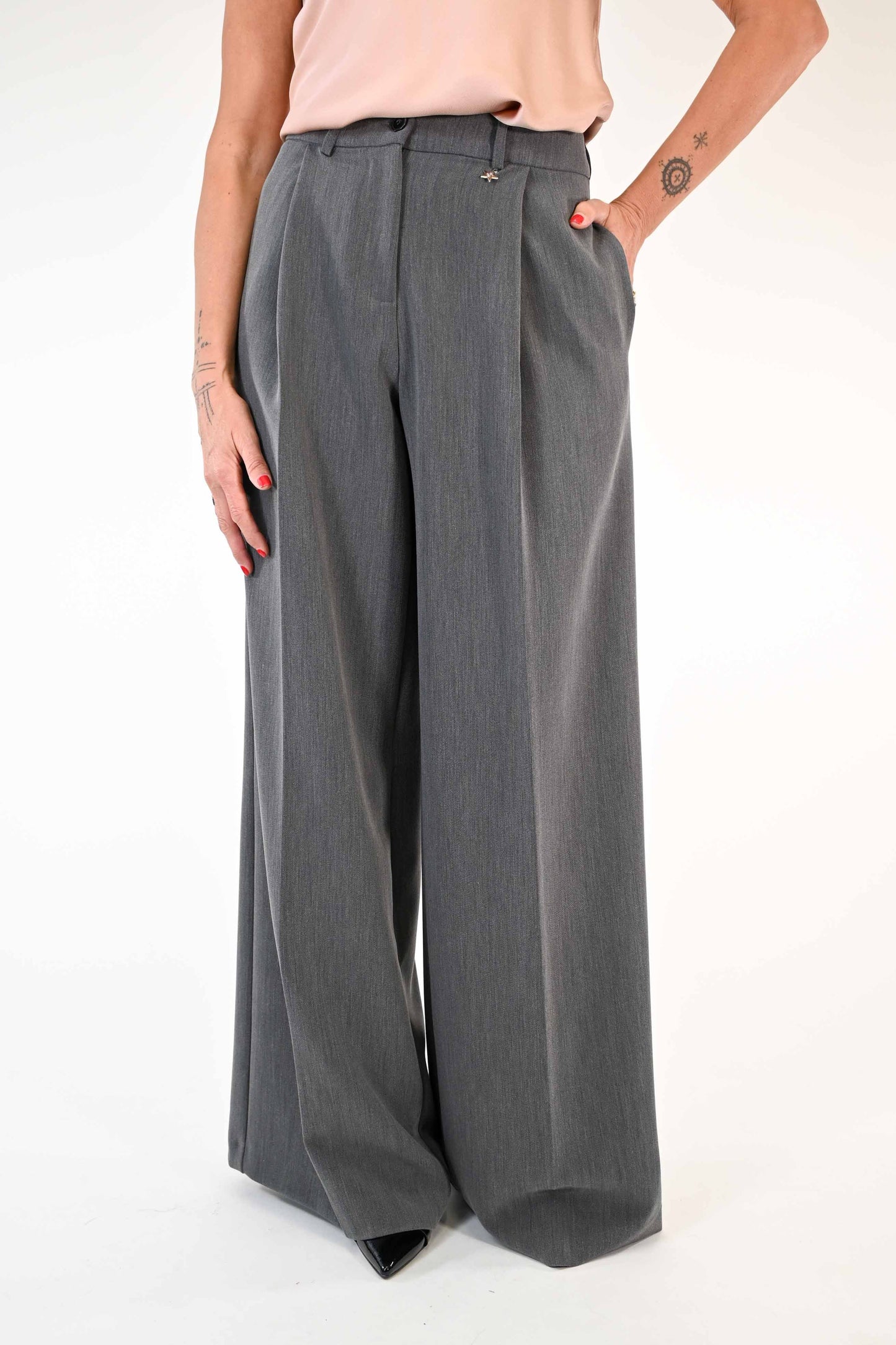 PANTALONE PALAZZO OVER CON PENCE COLOR GRIGIO