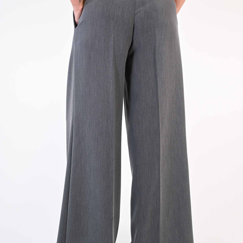 
                  
                    PANTALONE PALAZZO OVER CON PENCE COLOR GRIGIO
                  
                