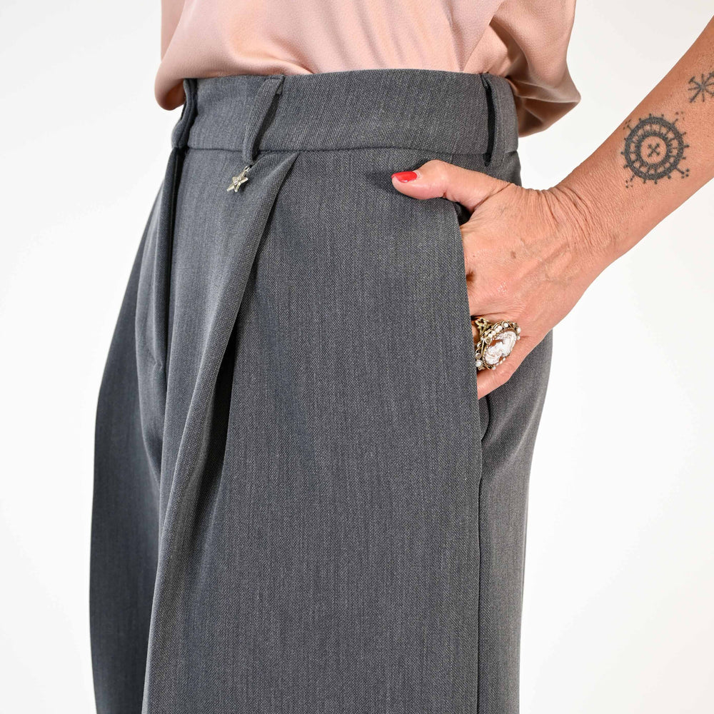 
                  
                    PANTALONE PALAZZO OVER CON PENCE COLOR GRIGIO
                  
                