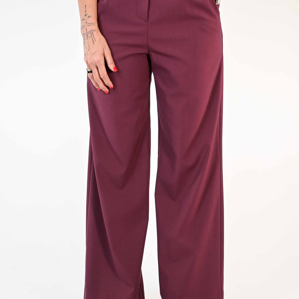 
                      
                        PANTALONE PALAZZO CON PENCE COLOR BORDEAUX
                      
                    