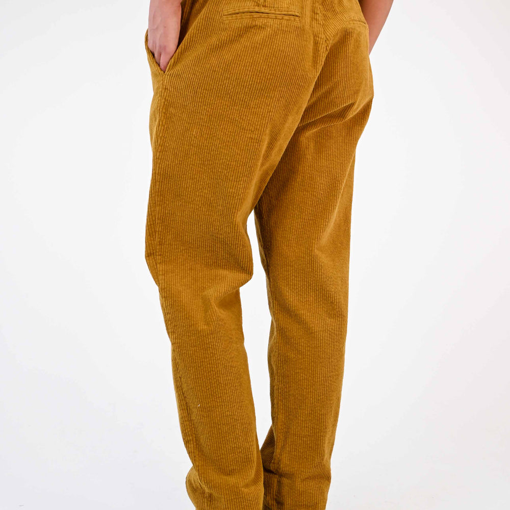 
                      
                        PANTALONE BAGGY IN VELLUTO A COSTE SENAPE
                      
                    