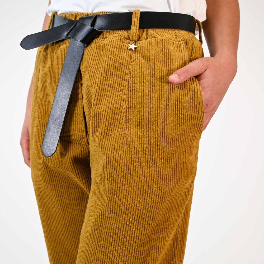 
                      
                        PANTALONE BAGGY IN VELLUTO A COSTE SENAPE
                      
                    