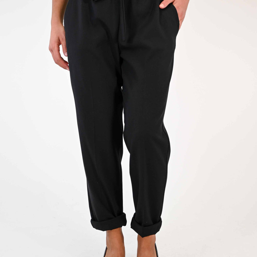 
                      
                        PANTALONE BAGGY CON ELASTICO E COULISSE NERO
                      
                    