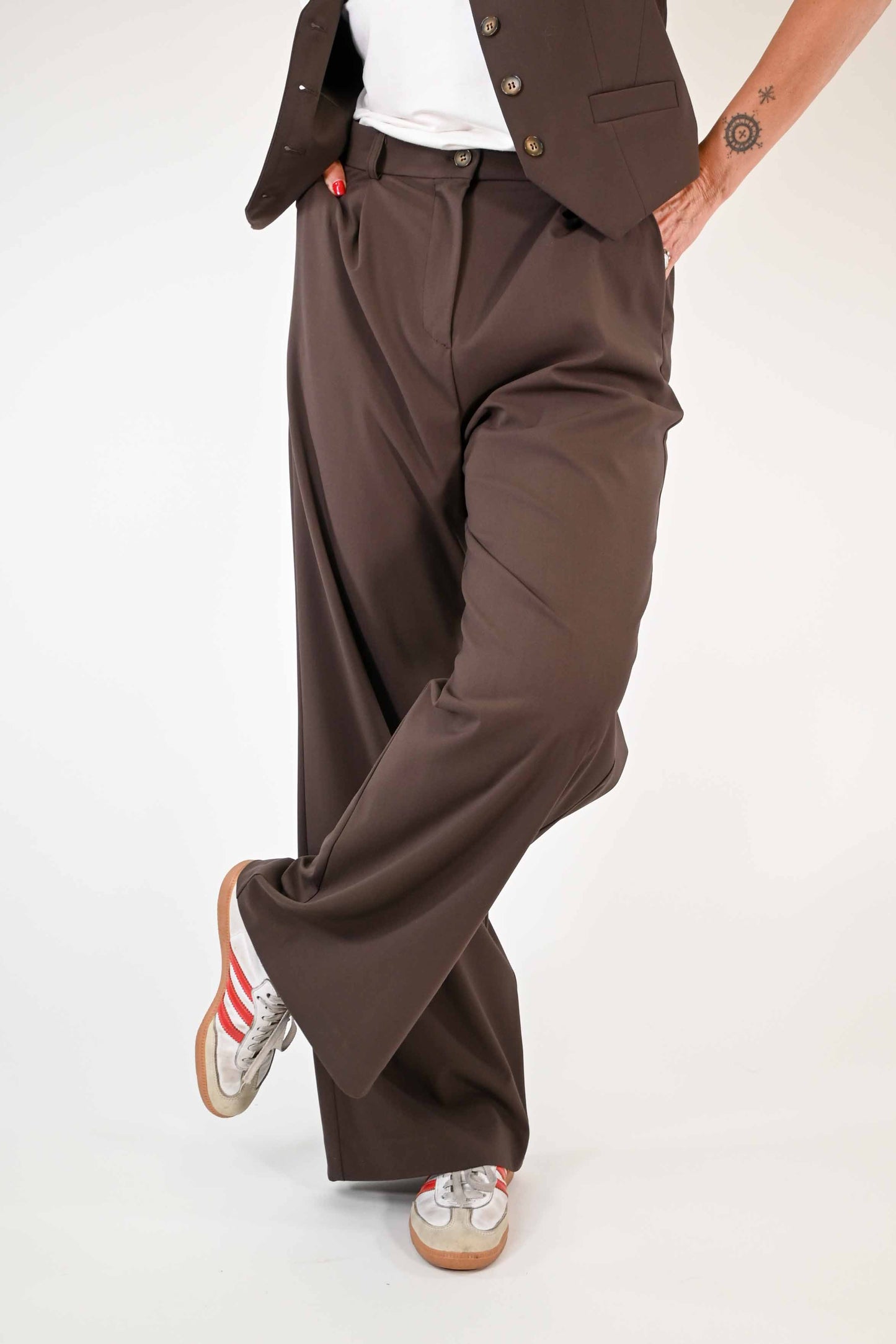 PANTALONE PALAZZO CON PENCE COLOR MORO