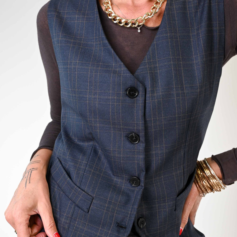 
                  
                    GILET CON FODERA FLOREALE FANTASIA CHECK BLU
                  
                