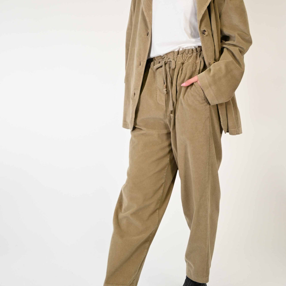 
                  
                    PANTALONE BAGGY CON COULISSE IN VELLUTO BEIGE
                  
                